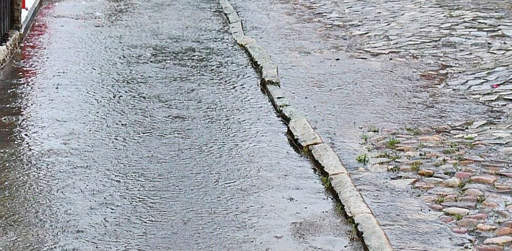 In der Gosse soll das Regenwasser eigentlich zu den Einläufen fließen. Das funktioniert an maroden Pisten – wie in der Arendseer Mühlenstraße – schon lange nicht mehr.