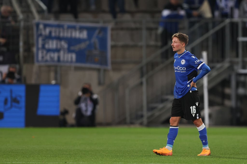 Bielefelds Marc Rzatkowski verlässt nach der Niederlage gegen den KSC den enttäuscht Platz.