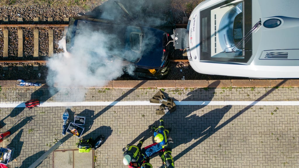 Das verunglückte Auto wurde bei der Übung mit Rauch realitätsnah in Szene gesetzt.