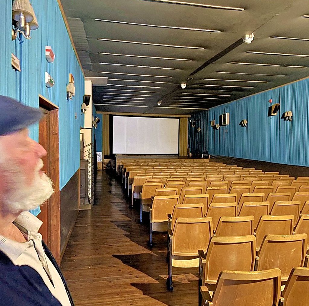 Historischer Kinosaal. Bis ins kleinste Detail baut Josef Haubenwallner die Gebäude wieder auf.