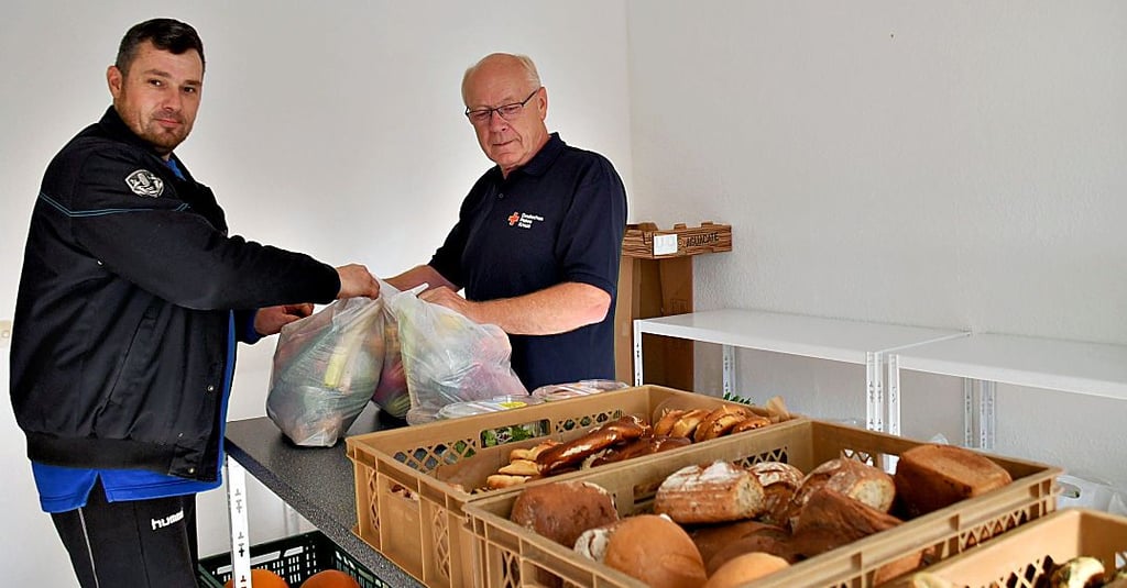 Kristian Heitzmann (links) und Uwe Schulz stellen die Beutel mit Lebensmitteln für die Tafelausgabe in Oebisfelde bereit.