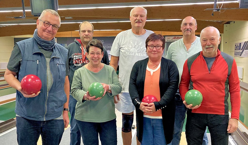 Der Sportkegelclub Buna Schkopau um den Vorsitzenden Michael Gärtner (l.) freut sich immer über neue Mitglieder.