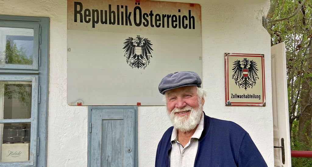 Josef Haubenwallner vor seinem Grenzhäuschen: „Ich muss ständig weiterbauen. Es ist ein bisschen wie eine Sucht“.