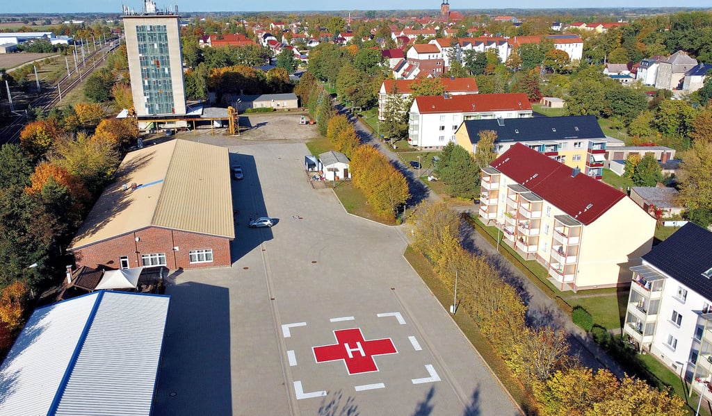 Das rot-weiße Landekreuz auf dem weitläufigen Areal der Feuer- und Wasserwehr in Seehausen ist das aus der Luft weit sichtbares Zeichen, dass dort Luftretter landen und intensiv betreute Patienten des Diakoniekrankenhauses aufnehmen können.