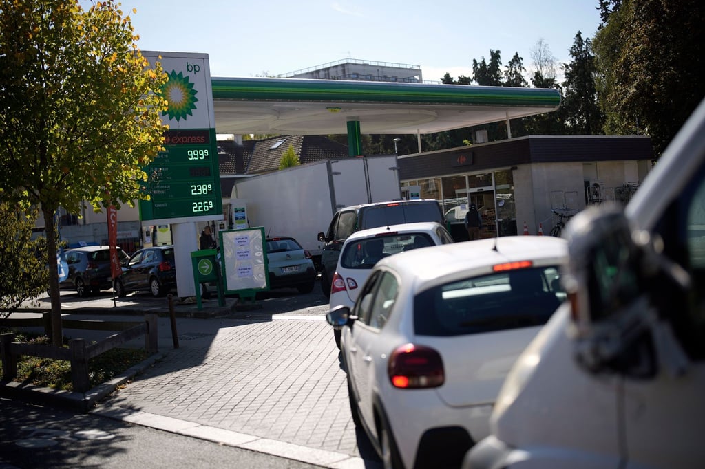 Schlange vor einer Tankstelle in Paris.