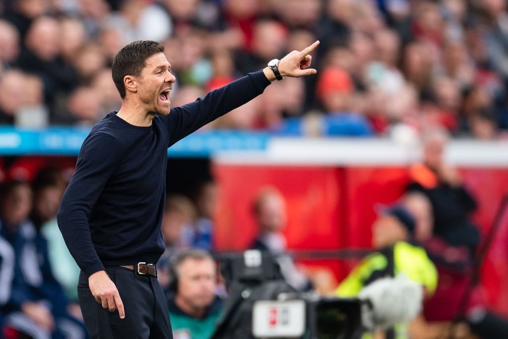 Leverkusens Trainer Xabi Alonso treibt seine Spieler an.