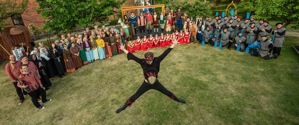 Bei "Roland rettet die Hanse" in Stendal hat er Eulenspiegel gespielt. Im Jahr 2022 hat er den Theaterpreis in der Kategorie "Schauspiel" erhalten.