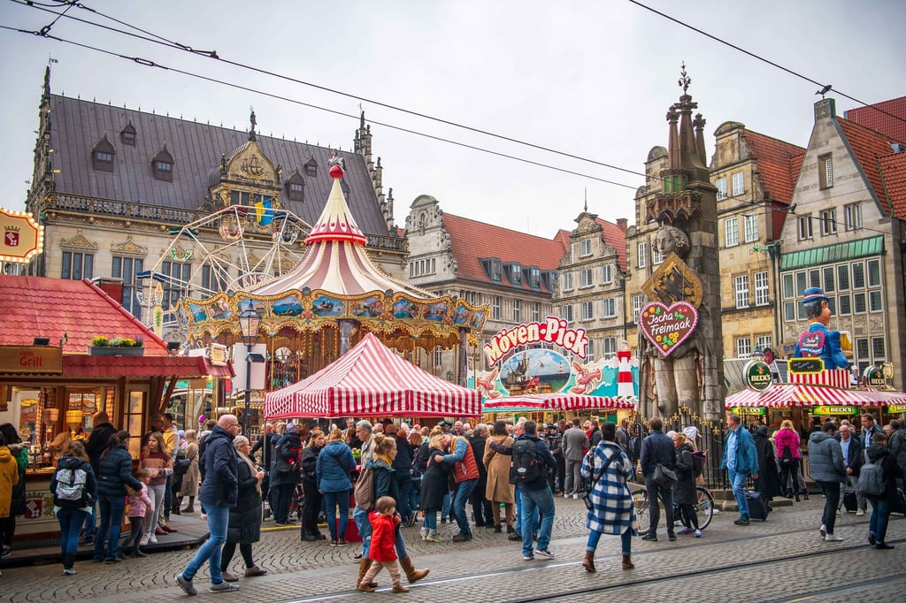 Der Bremer Freimarkt auf dem Marktplatz wurde eröffnet.