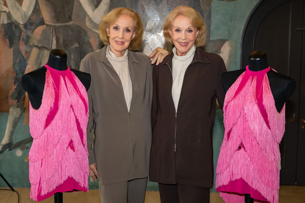 Die Kessler-Zwillinge, Alice (l.) und Ellen mit zwei Mini-Neckholderkleidern aus der Zeit um 1976.