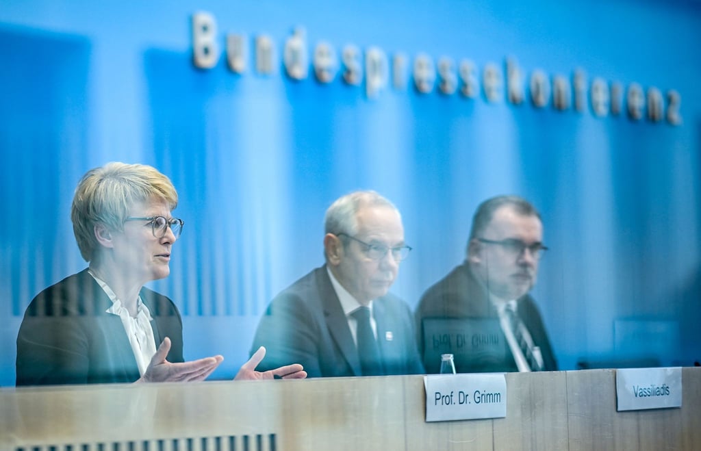 Michael Vassiliadis (Mitte) Vorsitzender der Industriegewerkschaft Bergbau, Chemie, Energie (IG BCE), bei einer Pressekonferenz.