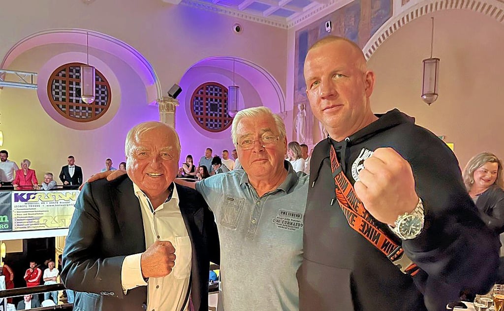 Prominenz bei der großen Stendaler Boxgala (von links): Trainerlegende Ulli Wegner, Fußball-Ikone Paul Seguin und der Vorsitzende des 1. Box-Clubs Altmark Stendal, Magnus Urban.