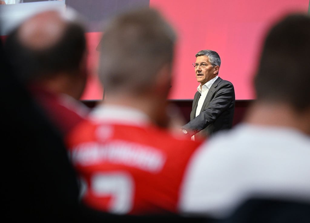 Herbert Hainer, der Präsident des FC Bayern, spricht bei der Jahreshauptversammlung auf der Bühne.
