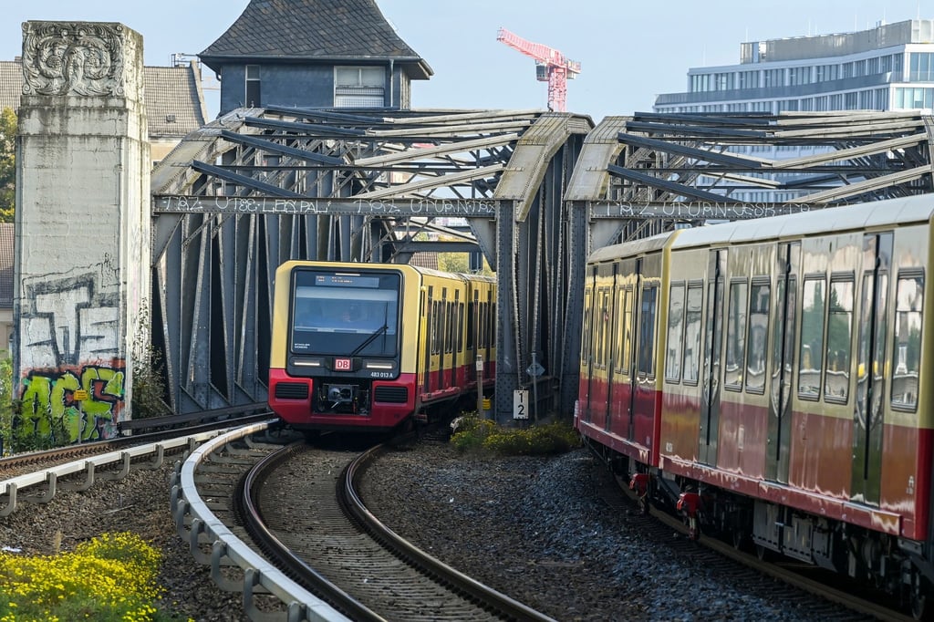 Ein Zug der neuen Baureihe 483/484 fährt in den Bahnhof Treptow.