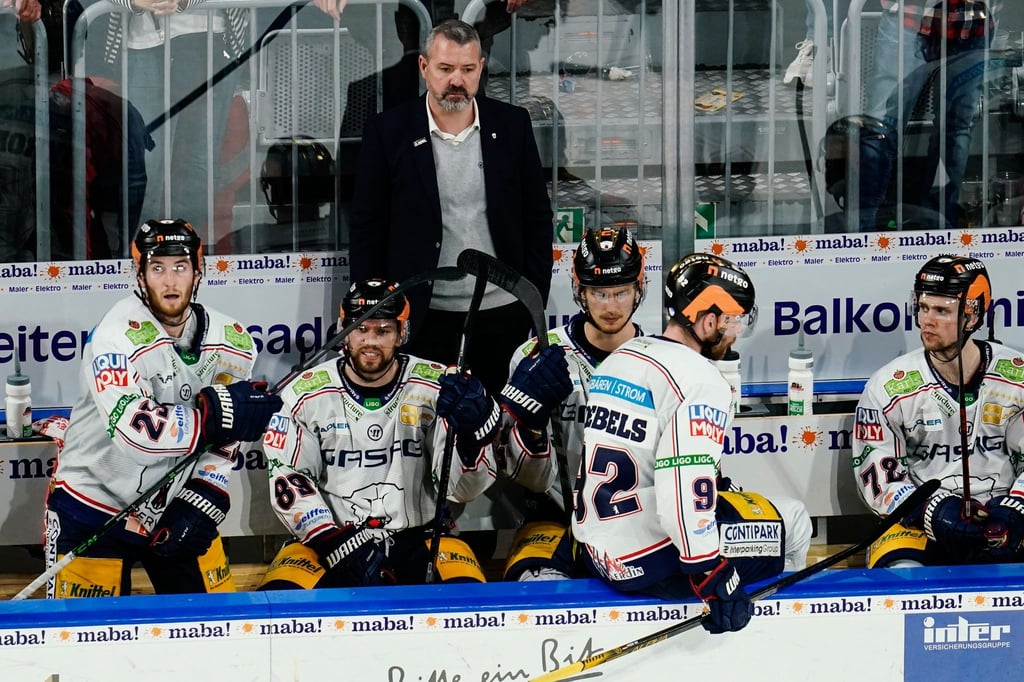 Berlins Trainer Serge Aubin steht an der Spielerbank beim Spiel gegen die Adler Mannheim in der SAP Arena.