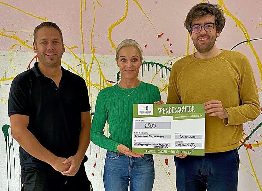 Ina Kadlubietz, Gründern der Humanas-Stiftung, überreicht in Schneidligen einen Spendenscheck an den stellvertretenden Vereinschef Martin Zimmermann (links) und Schatzmeister Erik Borchert.