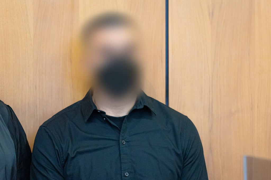 Der Angeklagte steht bei Prozessauftakt in einem Saal vom Landgericht Hildesheim.