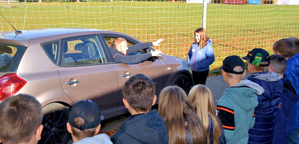 Gefahren lauern auch am Straßenrand. Das KiJu-Team erklärt immer am praktischen Beispiel, was die Kinder beachten müssen, wo sie Hilfe bekommen.