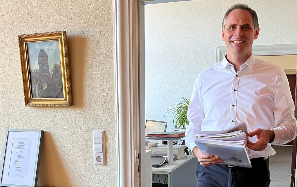 Tangermündes Bürgermeister Steffen Schilm zieht jetzt um. Er zieht von seinem Hauptamtsleiter-Büro in das des Bürgermeisters.