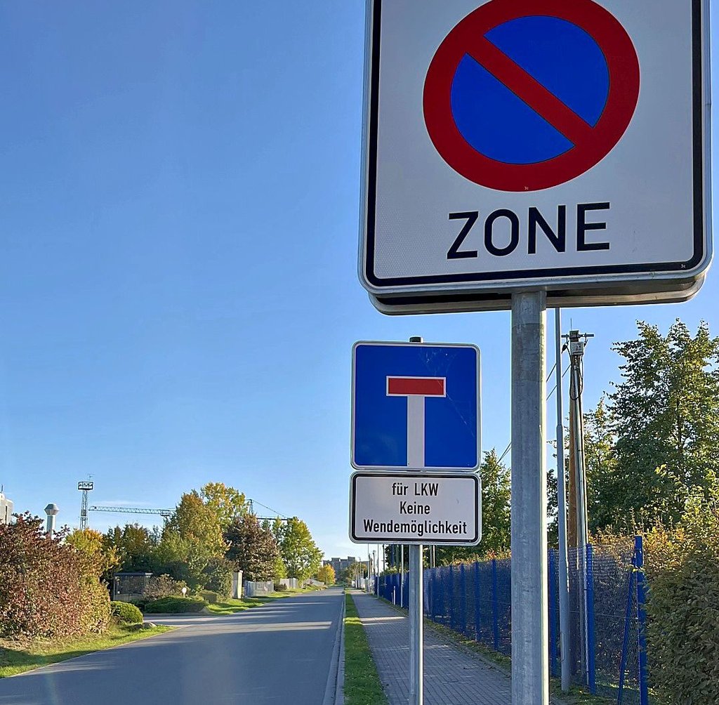 Parken ist verboten, wenden eigentlich unmöglich. Beides passiert aber regelmäßig in dieser Straße im Tangermünder Industriegebiet.
