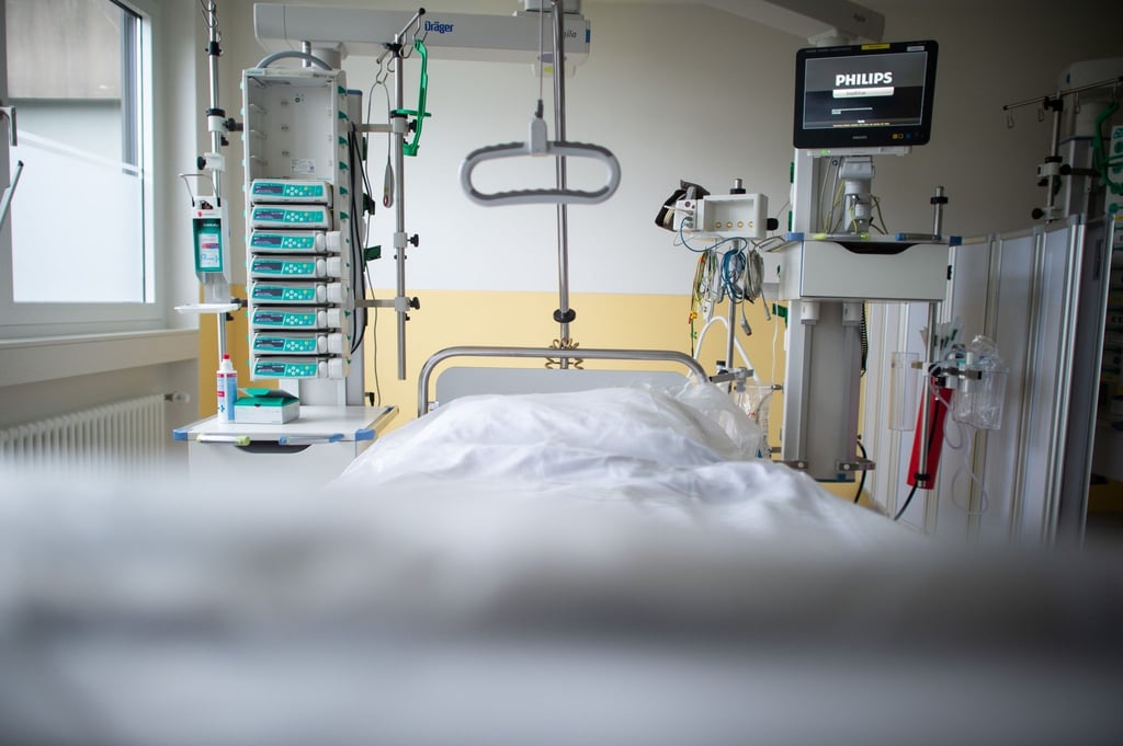 Ein leeres Bett steht in der Intensivstation einer Klinik.