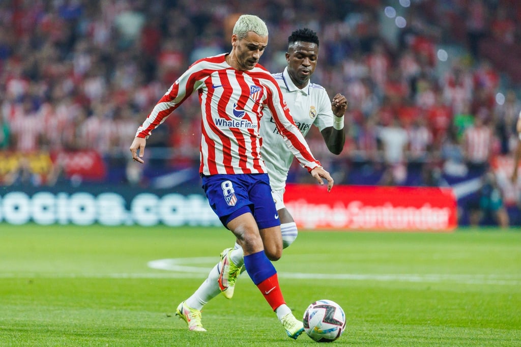Antoine Griezmann (l) hat bei Atlético Madrid bis 2026 unterschrieben.