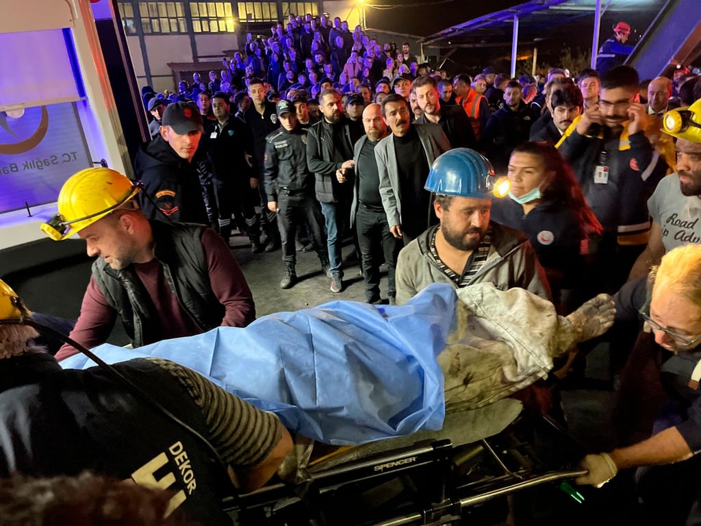 Bergleute bergen eine Leiche nach der Explosion in dem Bergwerk im türkischen Bartin.