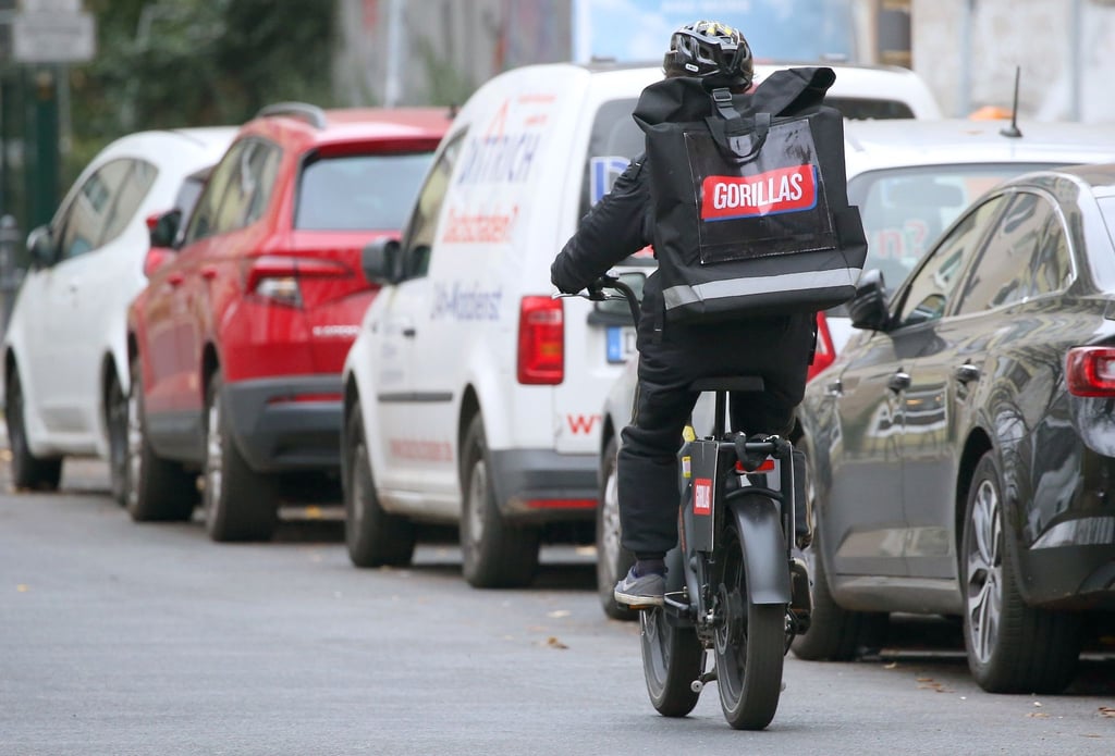 Ein Mitarbeiter des Lebensmittel-Lieferdienstes Gorillas radelt durch Berlin.