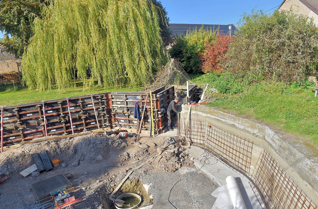 Am Dorf- und Löschteich im Hettstedter Ortsteil Ritterode werden die Wände erneuert. Die alte Mauer war löchrig und undicht. Rund 100.450 Euro kostet die Sanierung, die aus Eigenmitteln der Stadt finanziert wird.