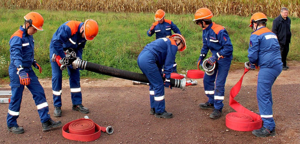 Nachdem die Jugendfeuerwehr Südost einen Parcours gemeistert hat, liegt die volle Konzentration auf den Schläuchen.