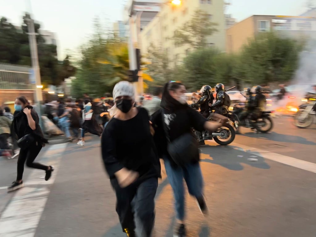 Frauen fliehen bei einem Protest in Teheran vor der Polizei.