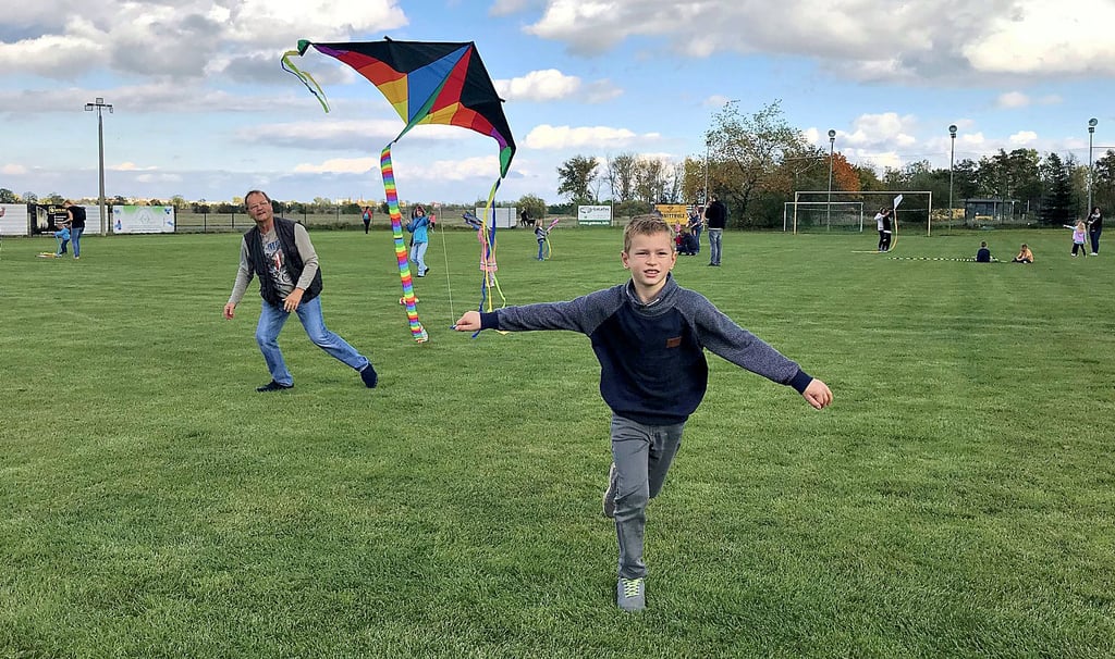 Der neunjährige Oskar und sein Opa Holger Scheller aus Klein Ammensleben haben ihren Drachen nur für kurze Zeit in die Luft gebracht.