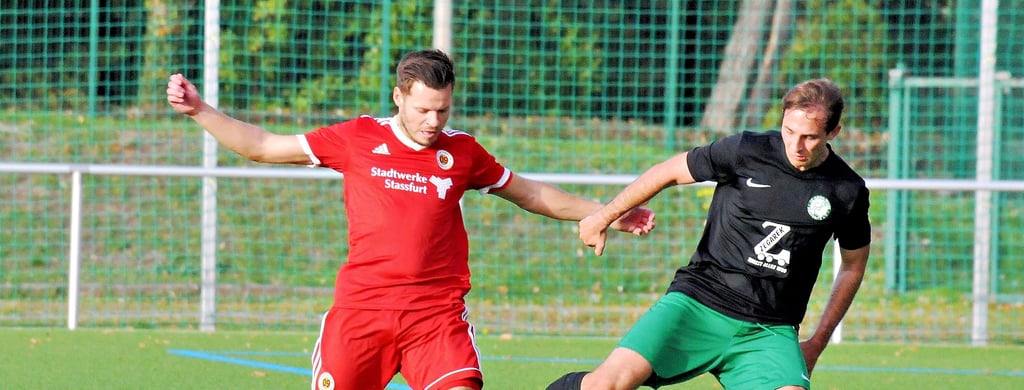 Der SV 09 Staßfurt um Chris Matthias Robitzsch (links) zeigte zwar nicht das beste Spiel, war in den entscheidenden Momenten aber einen Schritt schneller als die Gäste vom FC Grün-Weiß Piesteritz.