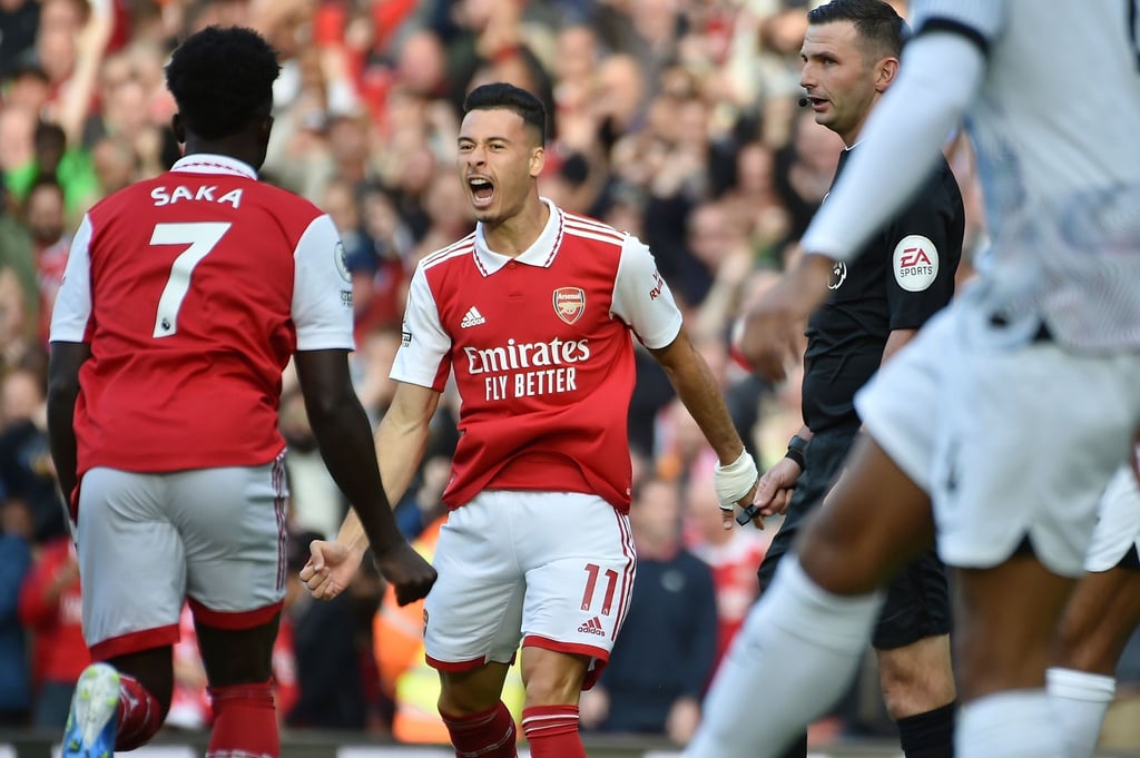 Arsenals Gabriel Martinelli (M) jubelt mit seinem Teamkollegen Bukayo Saka über sein Tor zum 1:0.