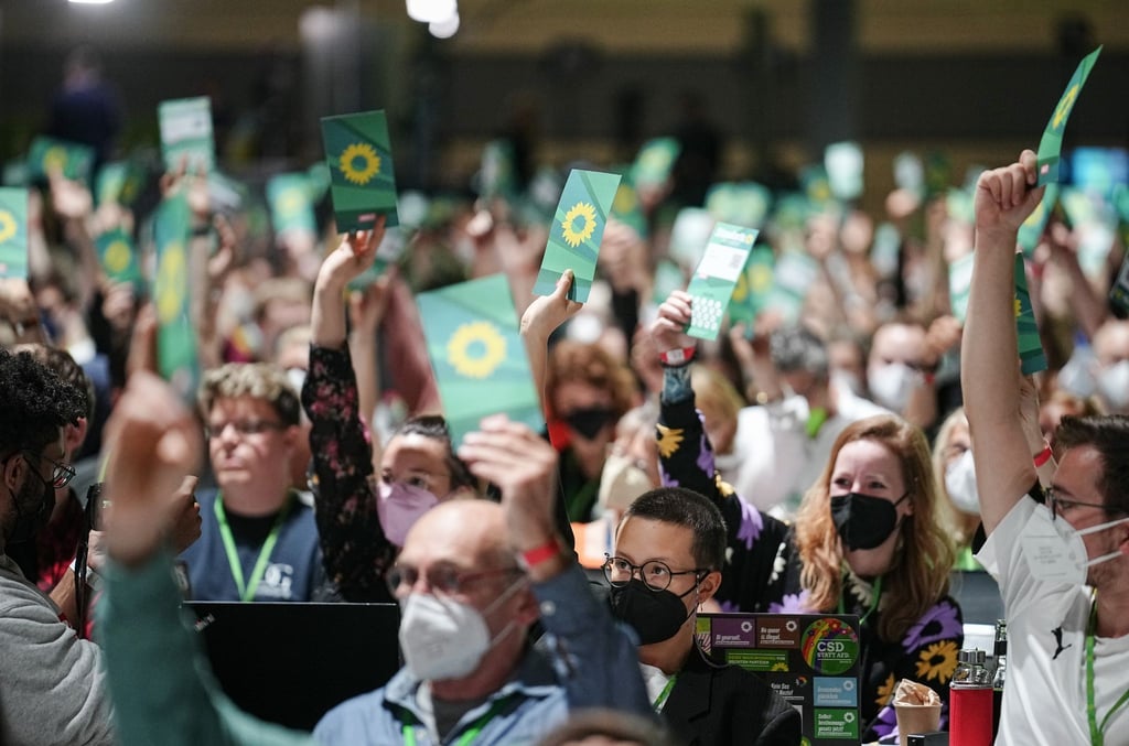Delegierte stimmen beim Bundesparteitag von Bündnis 90/Die Grünen über einen Antrag ab. Am Sonntag, dem letzten Tag des Grünen-Parteitages, steht das Thema Klimaschutz auf der Tagesordnung.