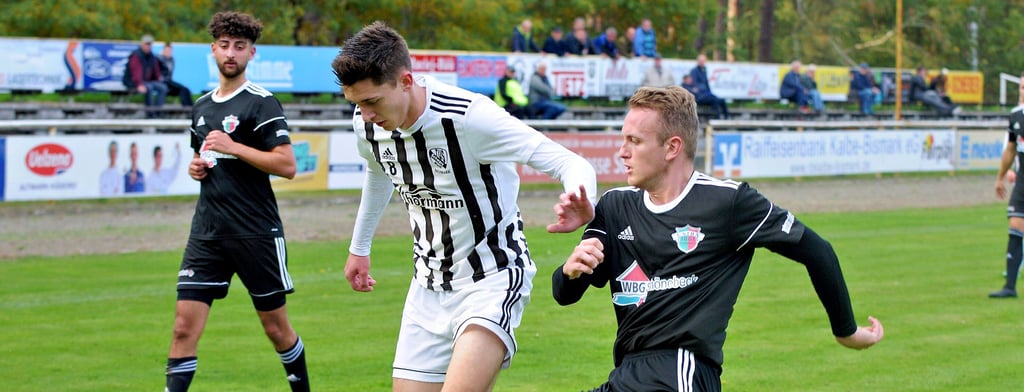 Max Drewes (rechts) und die Schönebecker Fußballer mussten in der Altmark viel investieren. Doch der Aufwand hat sich gelohnt, denn der Einsatz wurde mit drei Punkten belohnt.