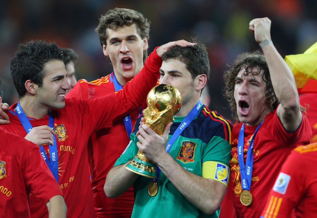Holten 2010 mit Spanien den WM-Pokal: Iker Casillas (2.v.r) und Carles Puyol (r).