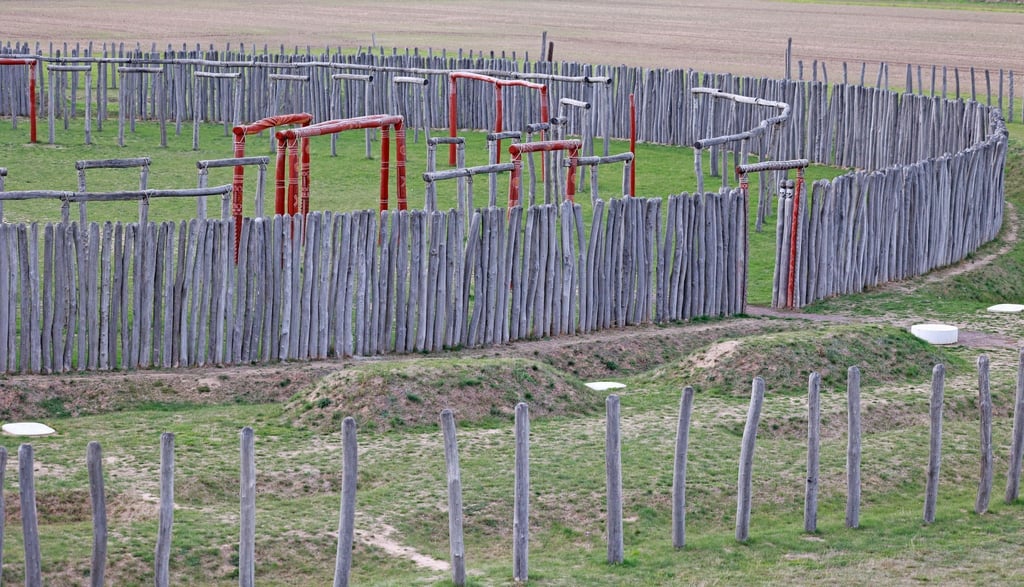 Das Ringheiligtum in Pömmelte-Zackmünde. Die rekonstruierte Ringanlage steht am Originalplatz.