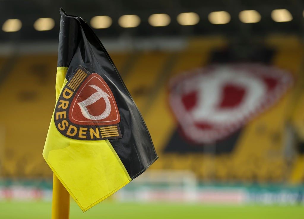 Das Vereinslogo prangt auf der Eckfahne und der Tribüne im Stadion.
