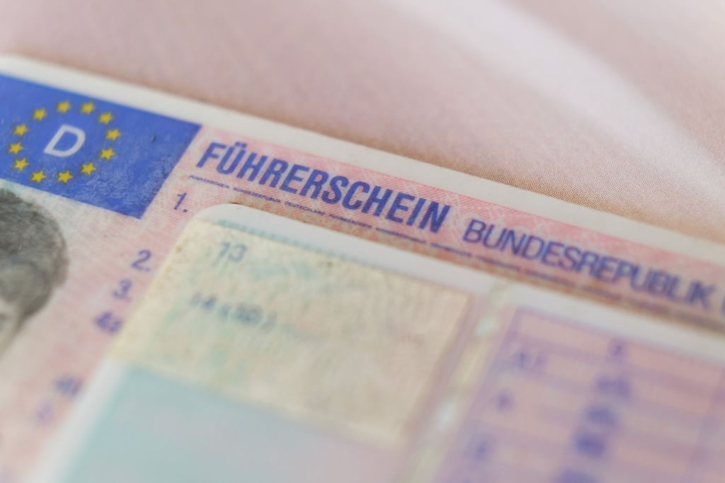 Zwei Führerscheine liegen auf einem Tisch.