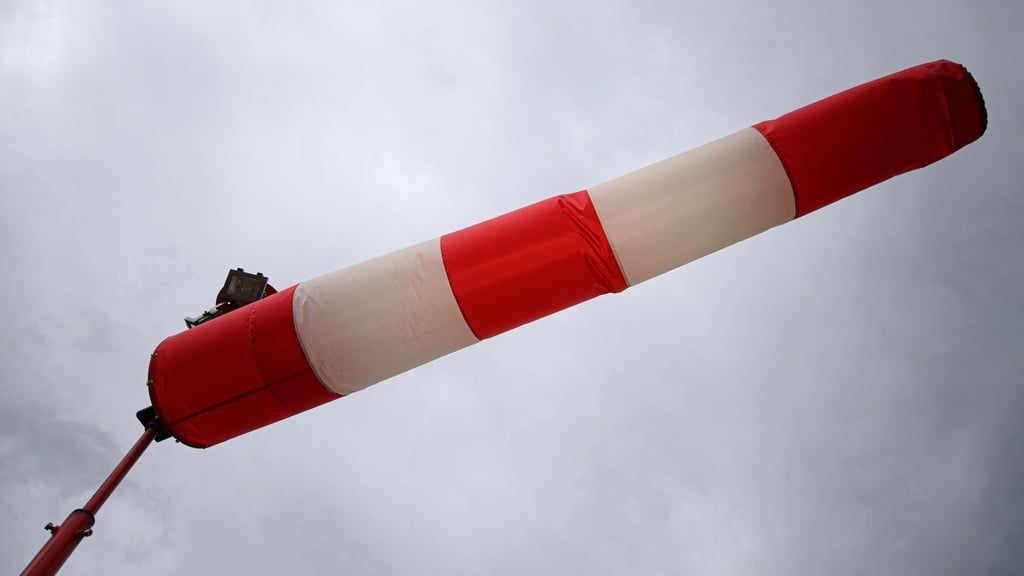 Eine Windfahne zeigt die Windrichtung an.