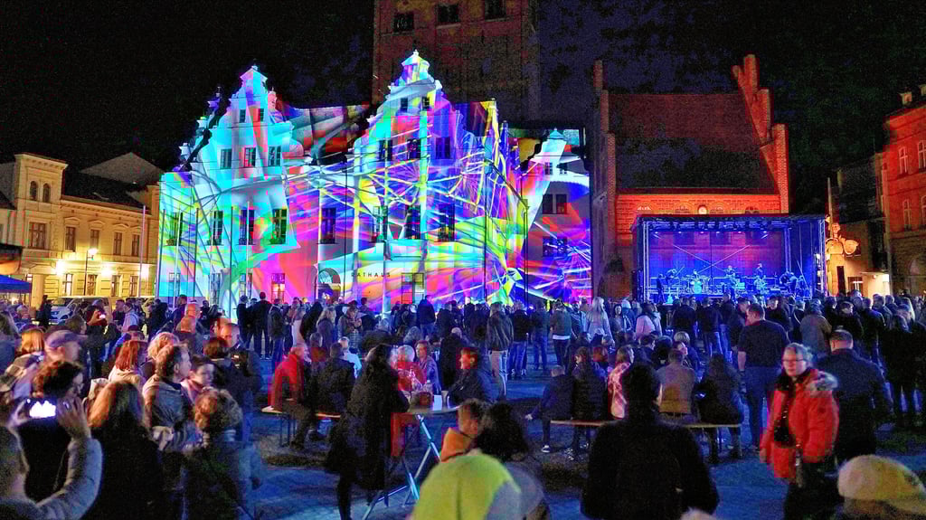 Lichttage oder doch schon ein kleines Stadtfest? Der Stendaler Marktplatz war am Samstagabend bis zum Rand gefüllt