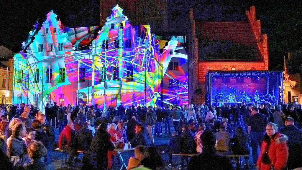 Lichttage oder doch schon ein kleines Stadtfest? Der Stendaler Marktplatz war am Samstagabend bis zum Rand gefüllt