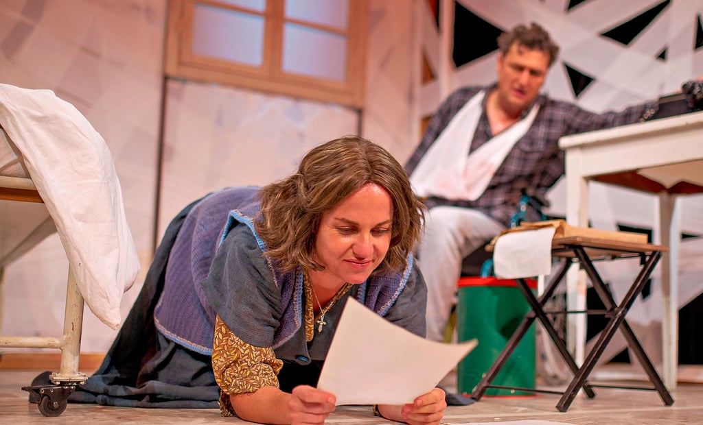 Schriftsteller Paul Sheldon (Stefan Werner Dick) ist in der Hand von Ex-Krankenschwester Annie Wilkes (Julia Siebenschuh).