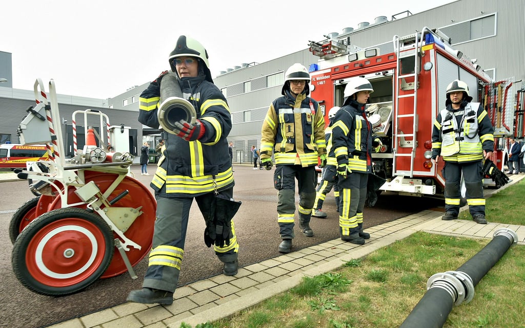 Wenn es brennt, muss es schnell gehen: Bei der Feuerwehrübung auf dem Areals des T-Systems Rechenzentrums in Biere zeigen die Feuerwehrleute, wie sie im Enstfall vorgehen würden.