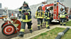 Wenn es brennt, muss es schnell gehen: Bei der Feuerwehrübung auf dem Areals des T-Systems Rechenzentrums in  Biere zeigen die Feuerwehrleute, wie sie im Enstfall vorgehen würden.