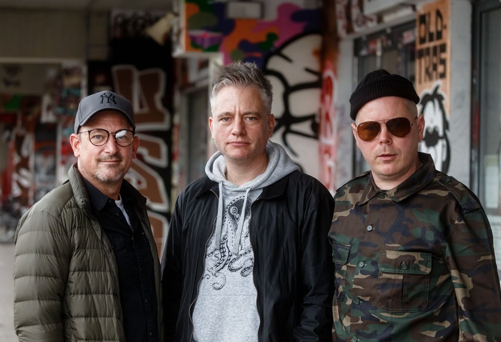 Die Musiker der Gruppe Fettes Brot (l-r) Björn Warns alias „Björn Beton“, Martin Vandreier alias „Doktor Renz“ und Boris Lauterbach alias „König Boris“, stehen vor dem St. Pauli Stadion.