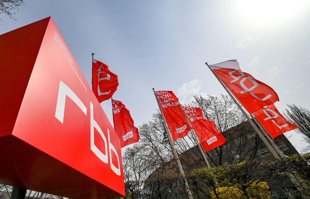 Das Logo und Fahnen des Fernsehsenders und Radiosenders Rundfunk Berlin-Brandenburg rbb.