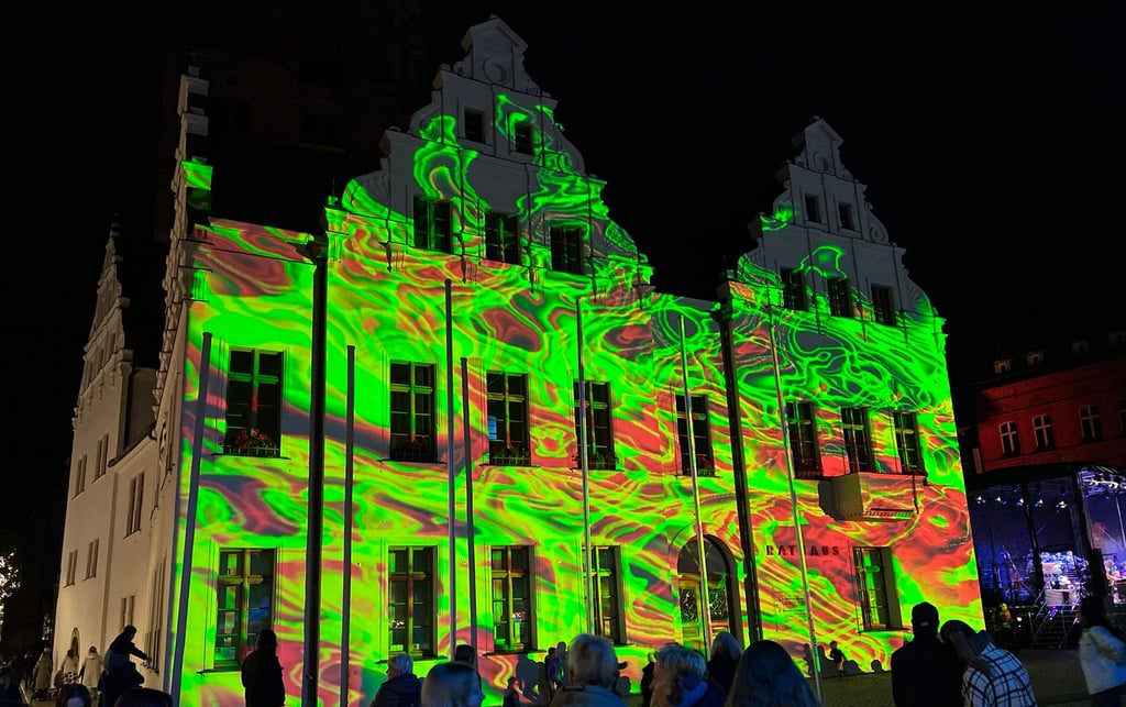 Das Stendaler Rathaus in ein grün-rot-waberndes Fabenspiel ghehällt.