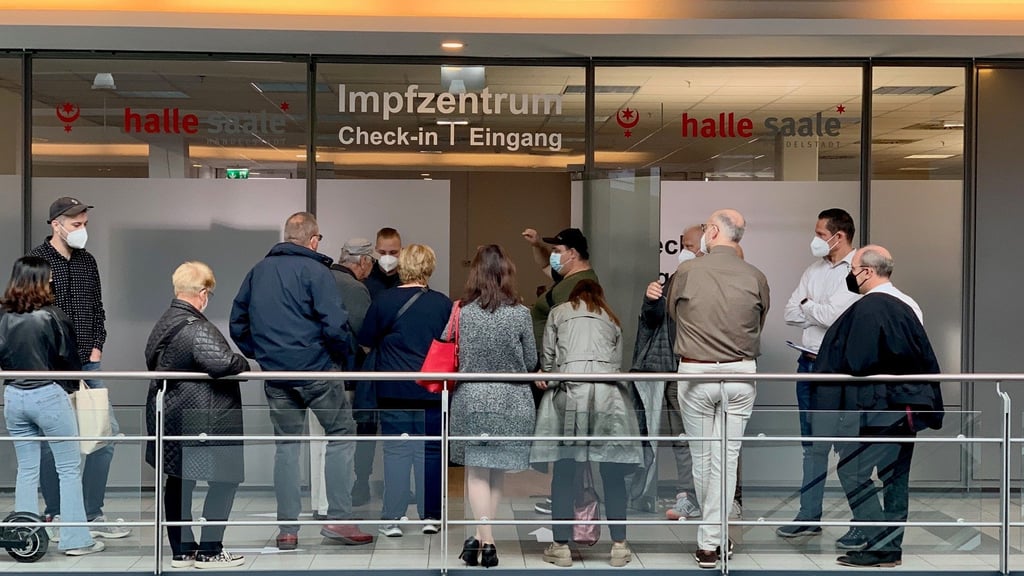 Am Eingang vor dem Impfzentrum Halle bildete sich am Montag eine Schlange.