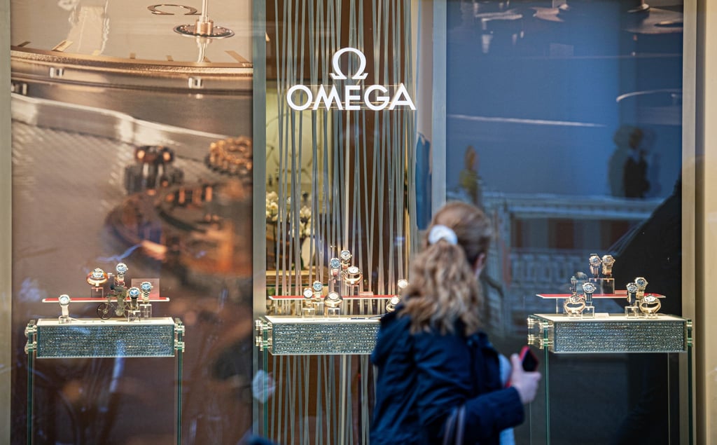 Eine Frau passiert eine Boutique des Schweizer Uhrenhersteller Omega.